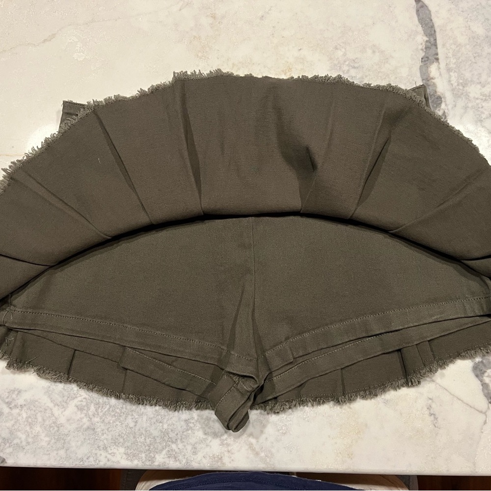 Just Polly Women’s Olive Green Pleated Skort with Raw Hem - Picture 4 of 6